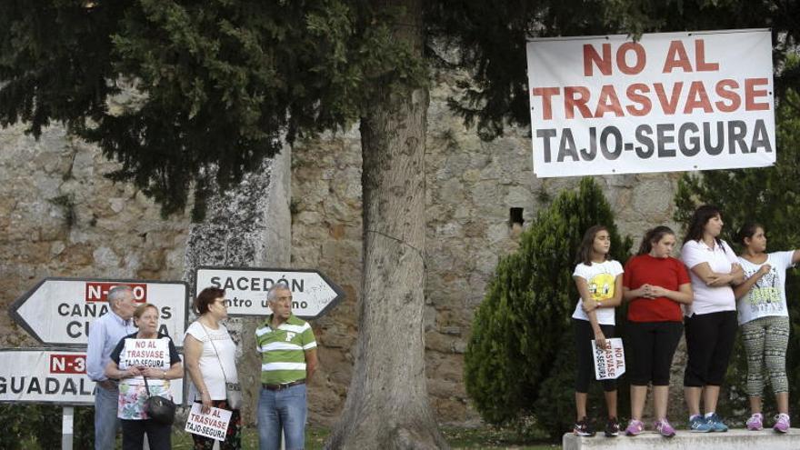 Más de medio millar de personas protestaron en agosto en Sacedón, junto al embalse de Entrepeñas.