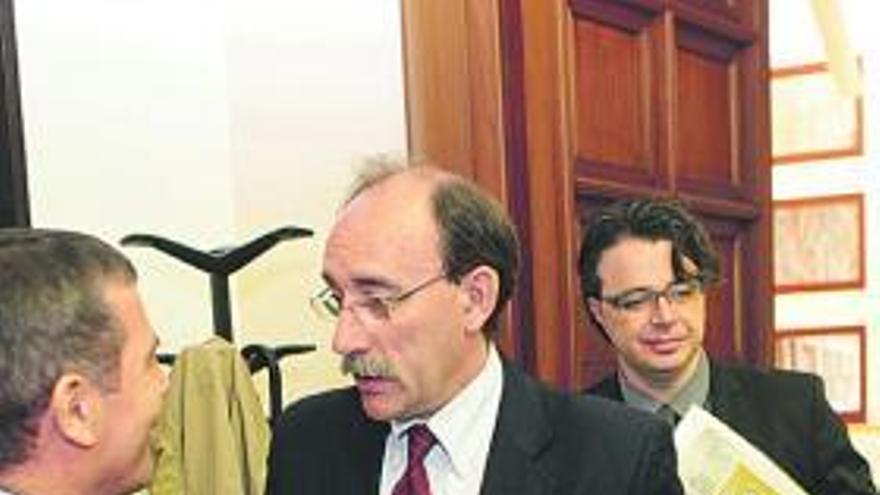 Por la izquierda, Herminio Sastre saluda a Mario Bedera, en la Laboral. A la derecha, asistentes al congreso estatal.