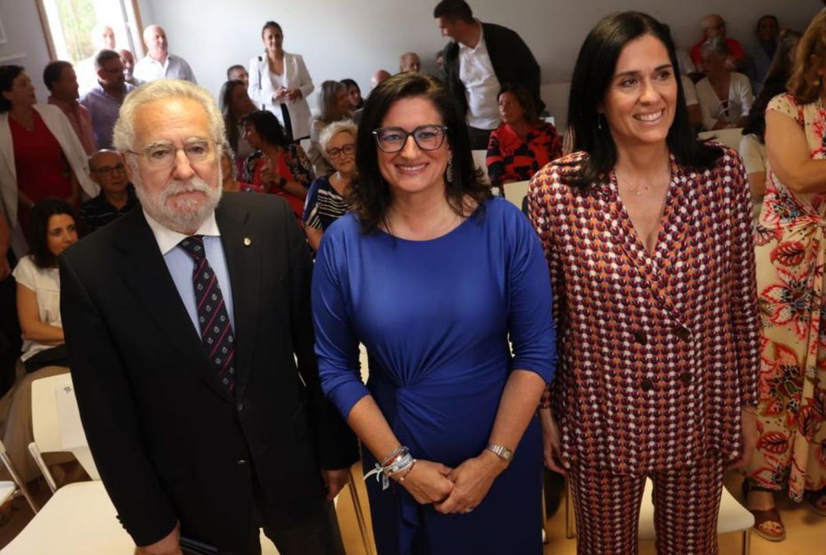 Santalices, izquierda, con la alcaldesa de Teo Lucía Calvo y Prado / PP