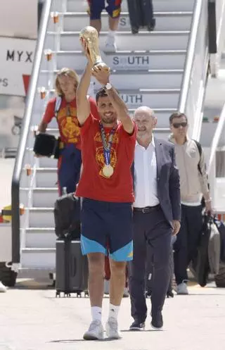 Directo l Aterriza en Madrid el avión que transporta a los campeones del mundo