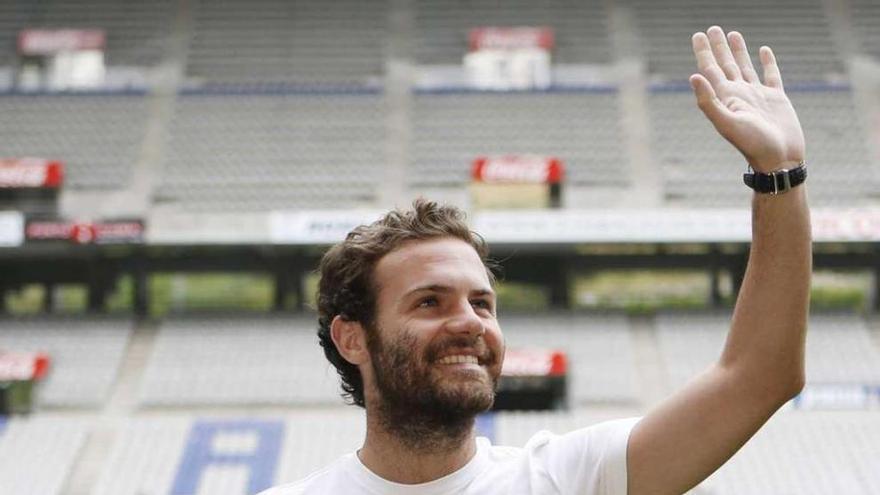 Juan Mata saluda en una visita al campus del Oviedo en el Tartiere.