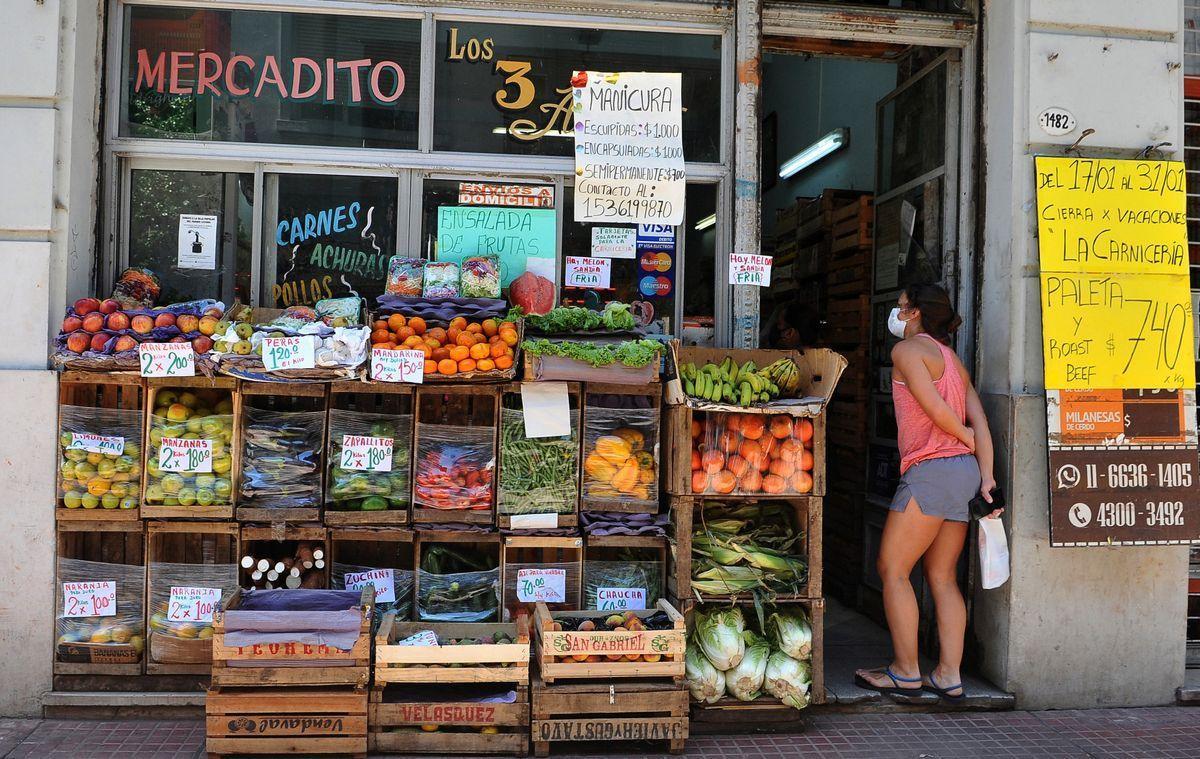 Una persona acude a comprar a un mercado en Buenos Aires con precios elevados por la inflación.