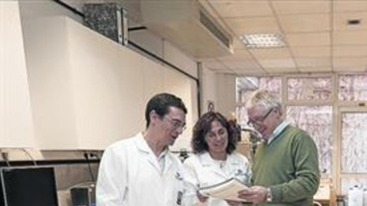 Castells, derecha; con Marta Pascual, directora de 'Drug discovery' y David Miquel (industria química).