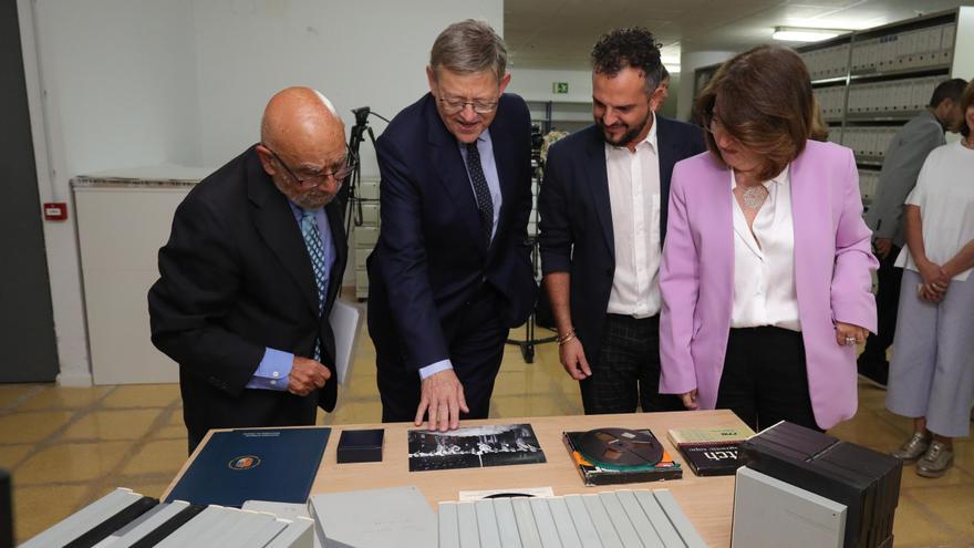 Ximo Puig junto a la rectora de la Universidad de Alicante, Amparo Navarro, y otros responsables del proyecto, en el acto de entrega de las grabaciones.