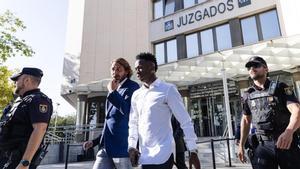 Vinicius, durante su declaración en Madrid por los insultos racistas en Valencia