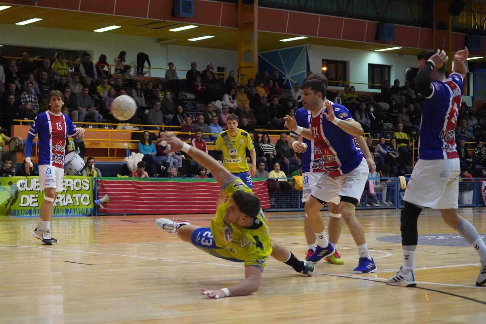 GALERÍAI | Las mejores imágenes del encuentro entre el Balonmano Zamora y el CD Agustinos