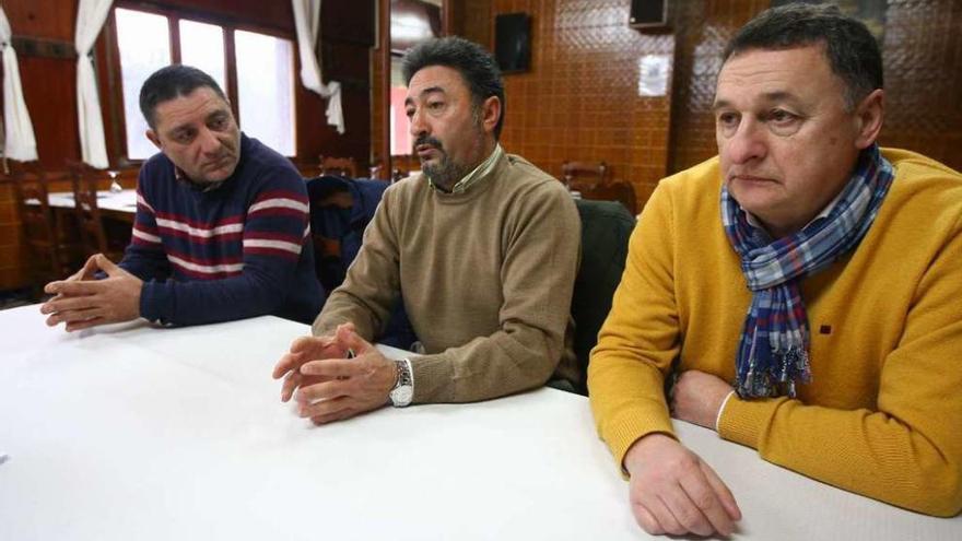 Sanmartín, Piñeiro y Pedrosa, de CC OO, ayer, en el restaurante Estación de A Estrada. // Bernabé / Cris M.V.