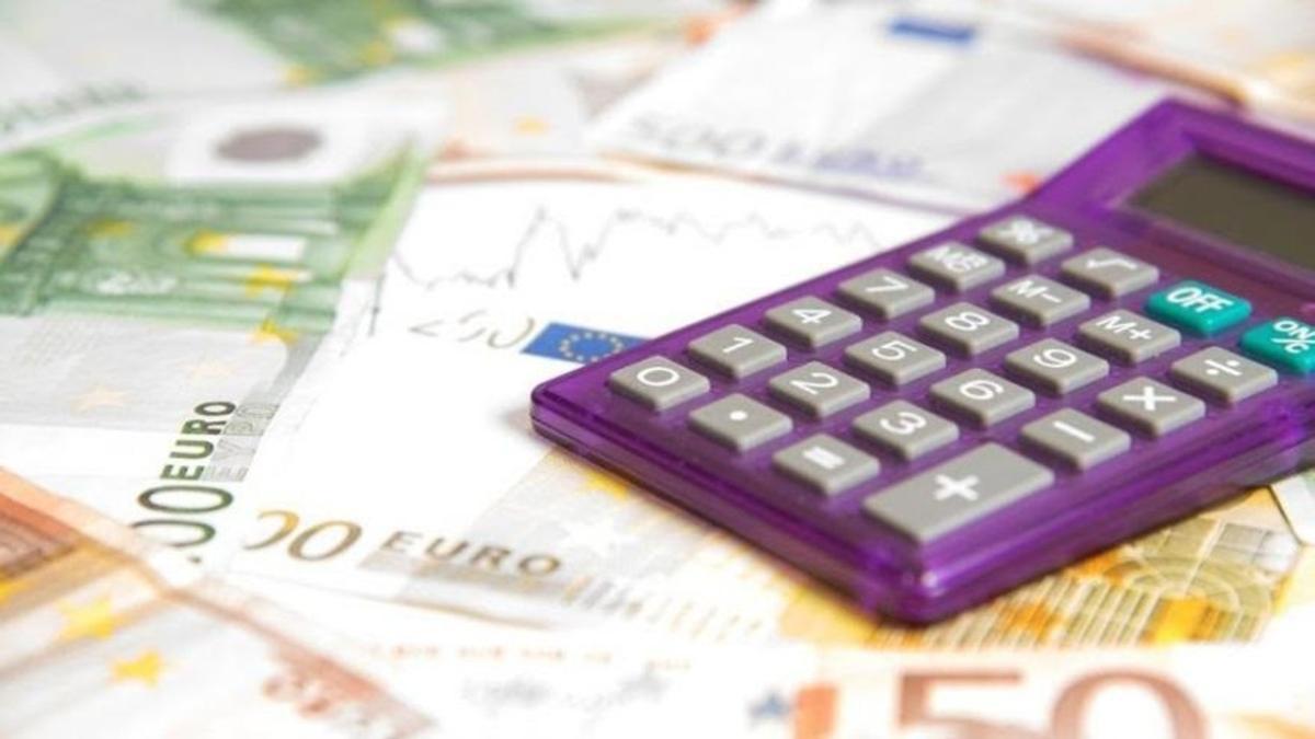 Billetes de euro junto a una calculadora