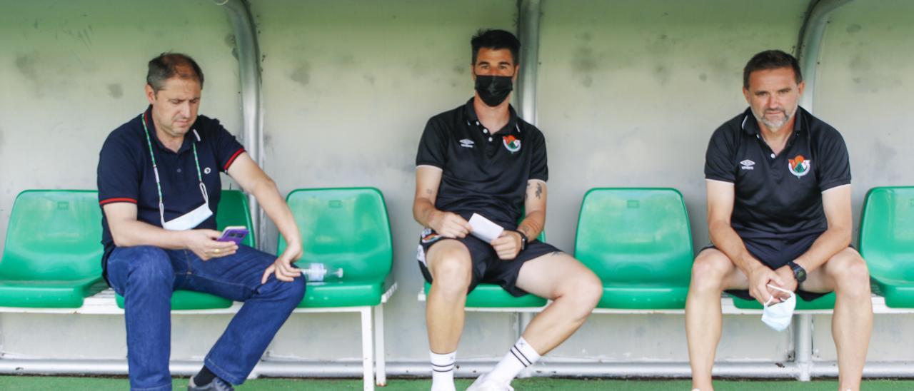 Francis Bordallo (director deportivo), Álex García (segundo entrenador) y Julio Cobos (entrenador), en el banquillo antes de un partido.