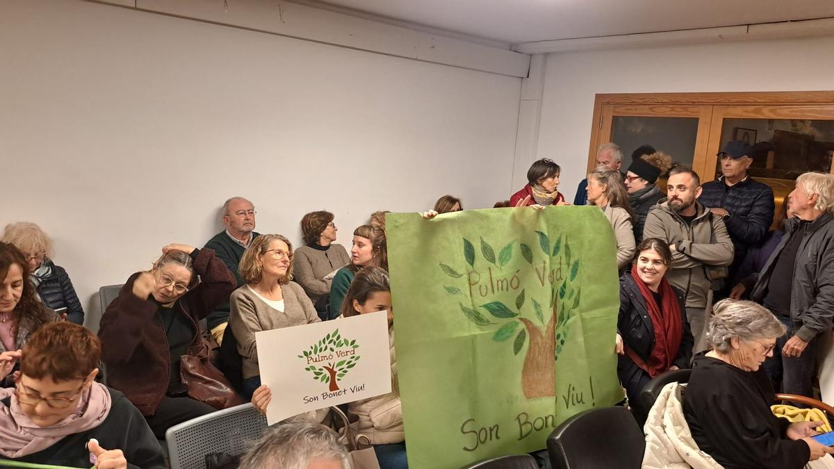 Otra imagen de la concentración vecinal en la sala de plenos.