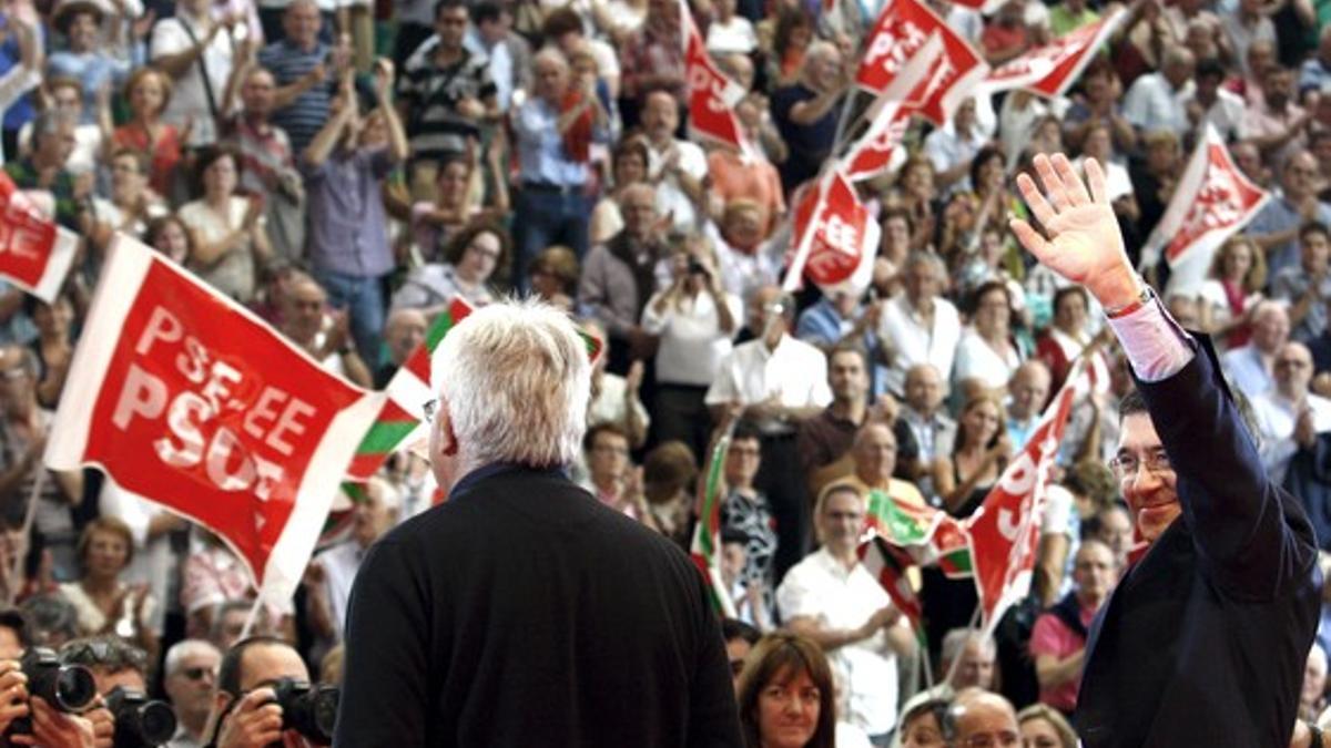 Felipe González y Patxi López, en el mitin de Barakaldo.