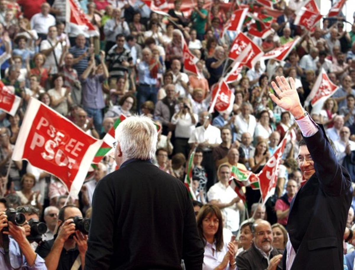 Felipe González y Patxi López, en el mitin de Barakaldo.