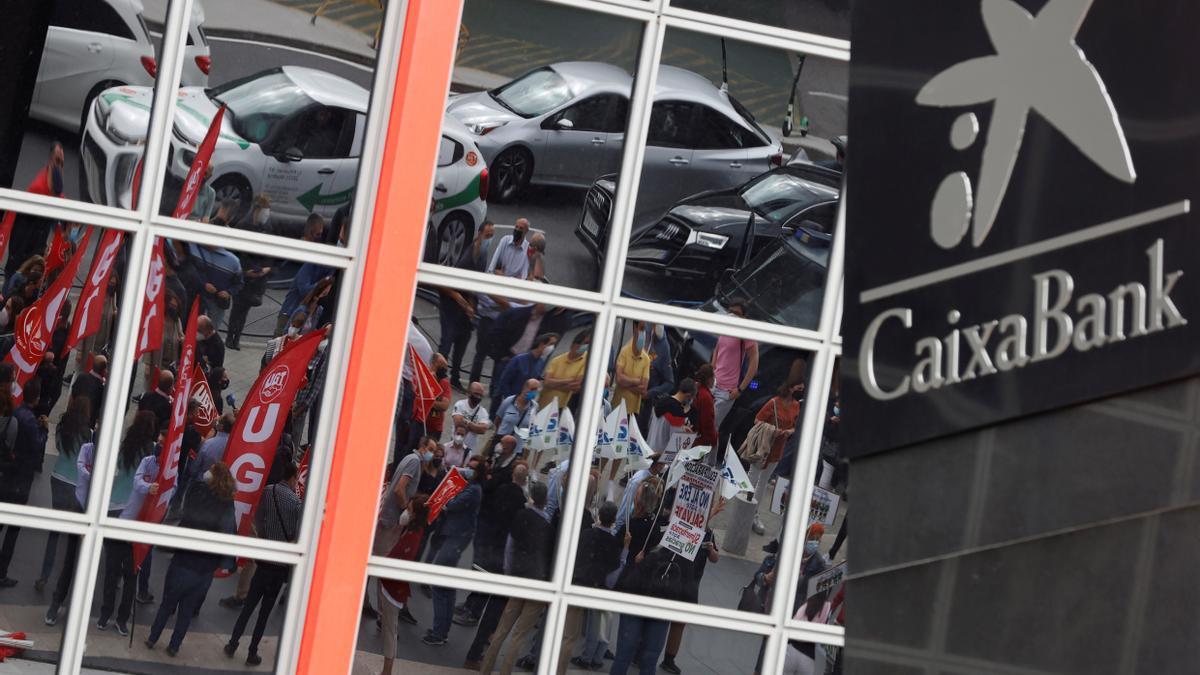 Caixabank afronta horas decisivas ante el ERE que plantea 6.750 despidos