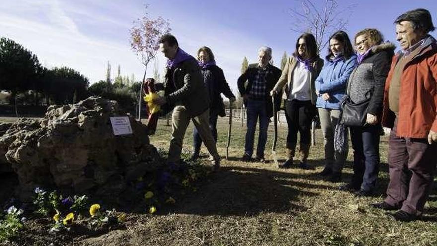 El alcalde descubre una placa en el Prado de las pavas.