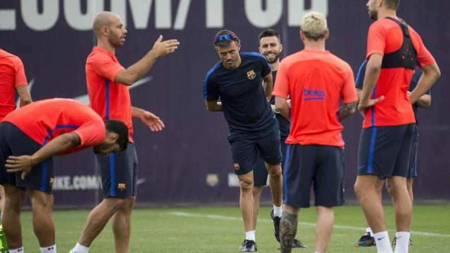 Luis Enrique, con varios jugadores del Barcelona, ayer, en el entrenamiento. // Quique García