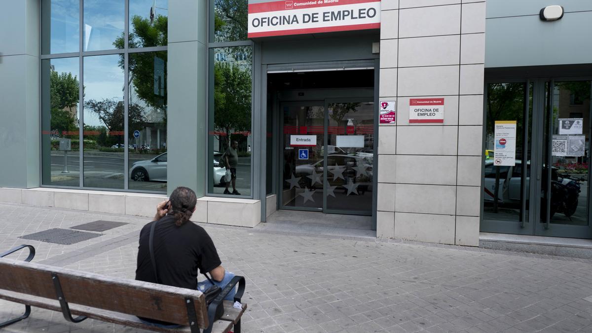 Archivo - Un hombre frente a las puertas de la oficina del SEPE de Méndez Álvaro, a 27 de abril de 2023, en Madrid (España). El paro subió en 103.800 personas entre enero y marzo, lo que supone un 3,4% más que en el trimestre anterior, mientras que la ocu