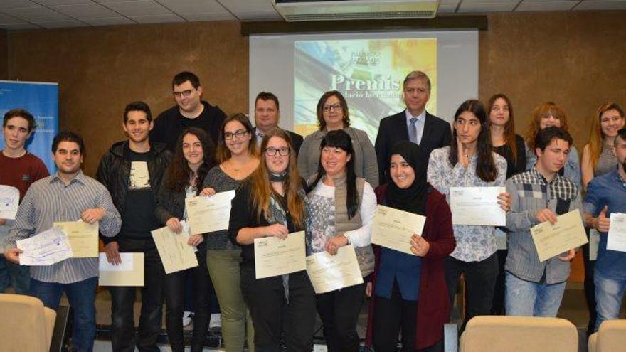 Els guardonats en aquesta edició dels premis Fundació Lacetània amb representants institucionals