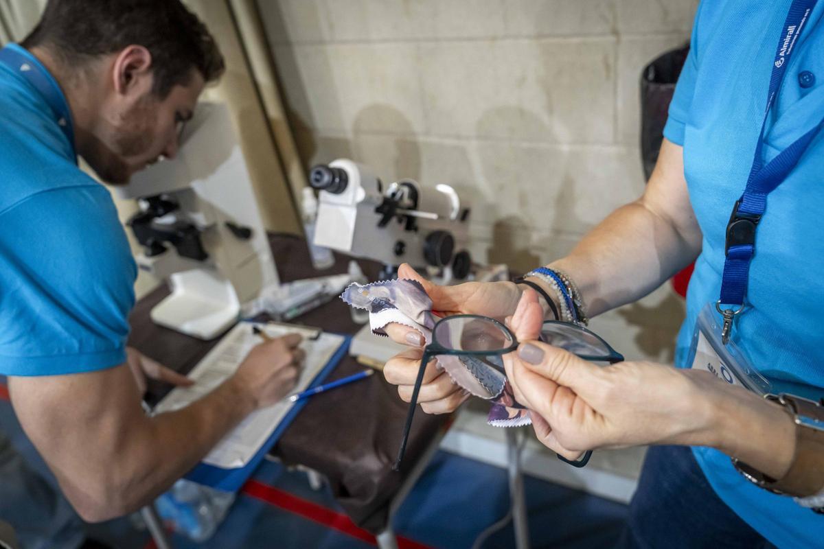 Sant Adrià ofrece revisiones gratuitas de vista y oído a más de 600 personas vulnerables