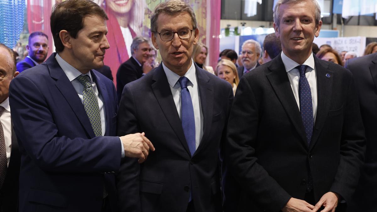 Sánchez, Mañueco y Feijóo se esquivan en Fitur tras la polémica del aborto