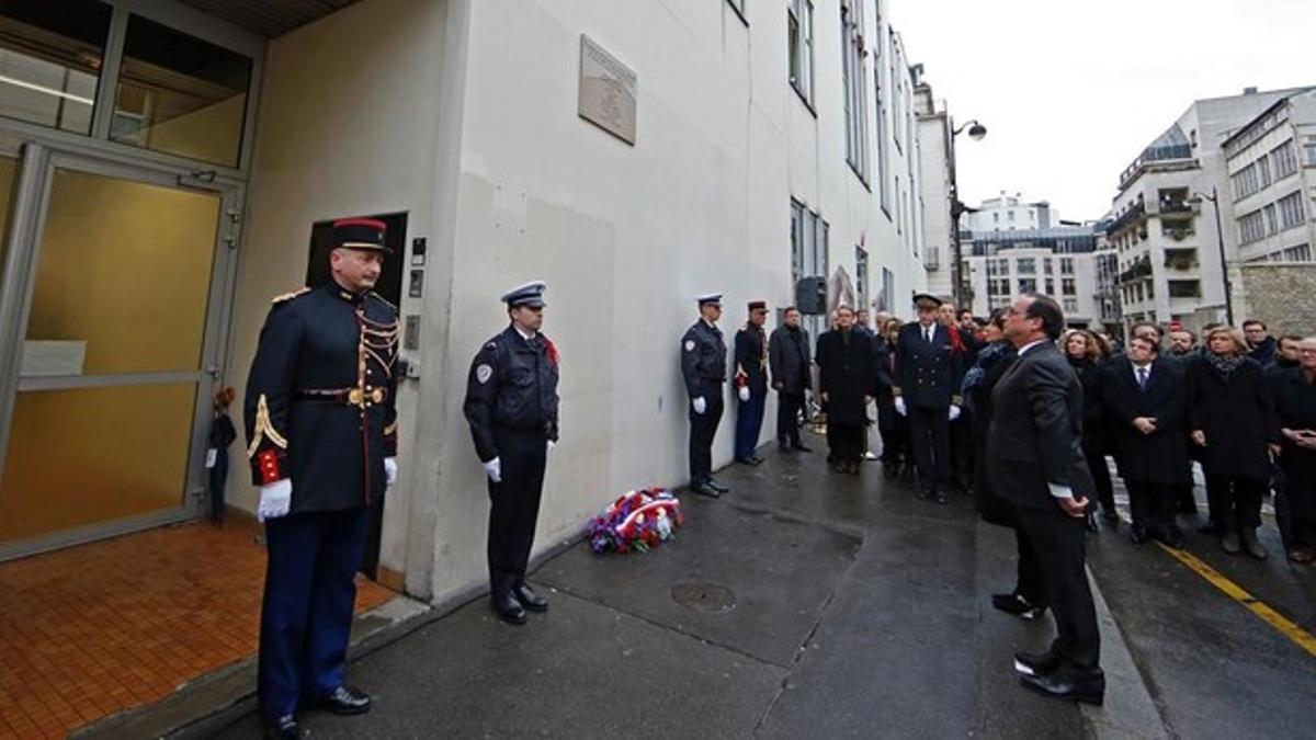 François Hollande observa una placa conmemorativa de los ataques a 'Charlie Hebdo'.