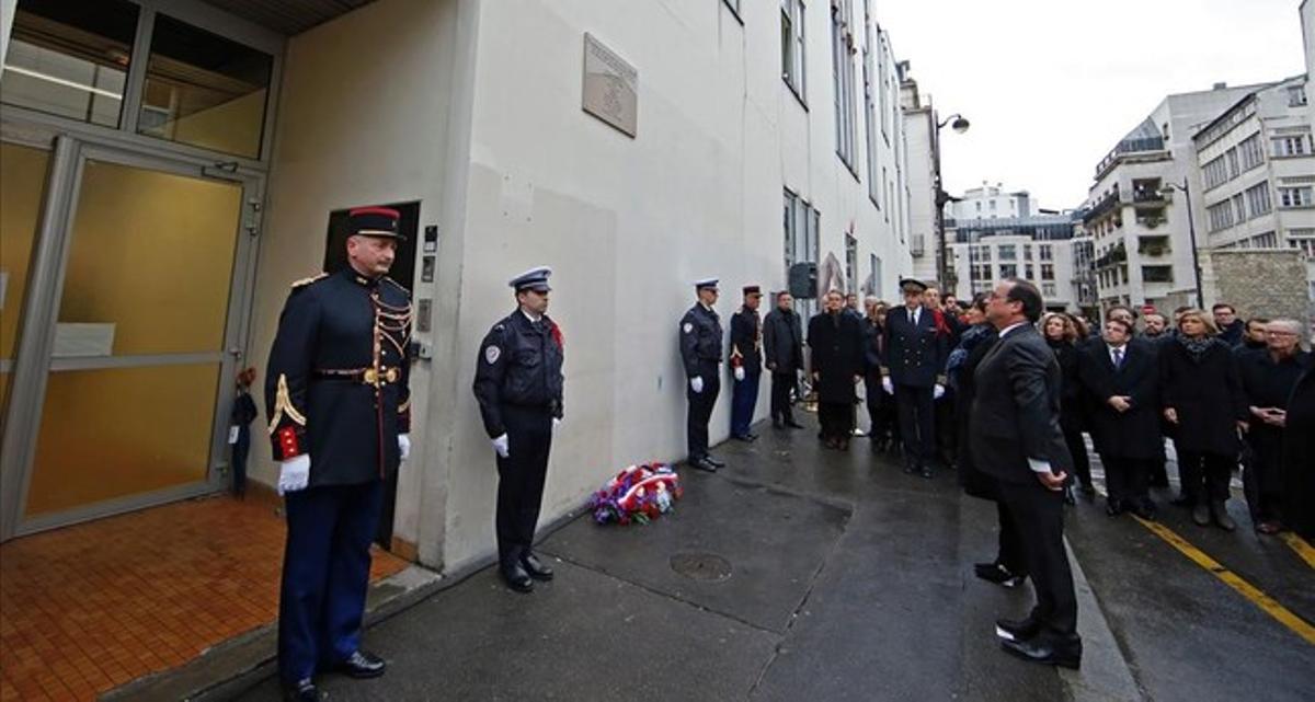 jjubierre32307840 french president francois hollande looks at a comm160105122459