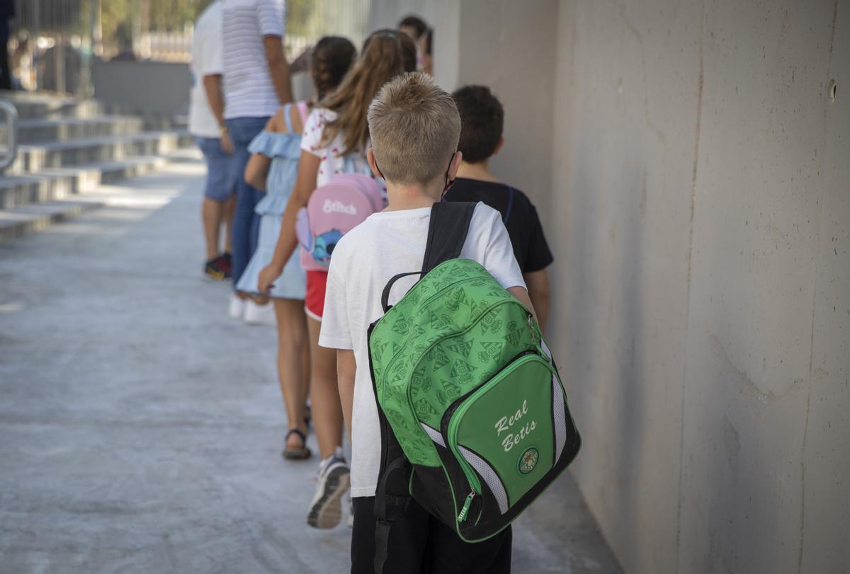 Archivo - Alumnos del CEIP de Educación Infantil y Primaria Al-Ándalus durante el inicio del curso escolar 2021-2022, en Sevilla