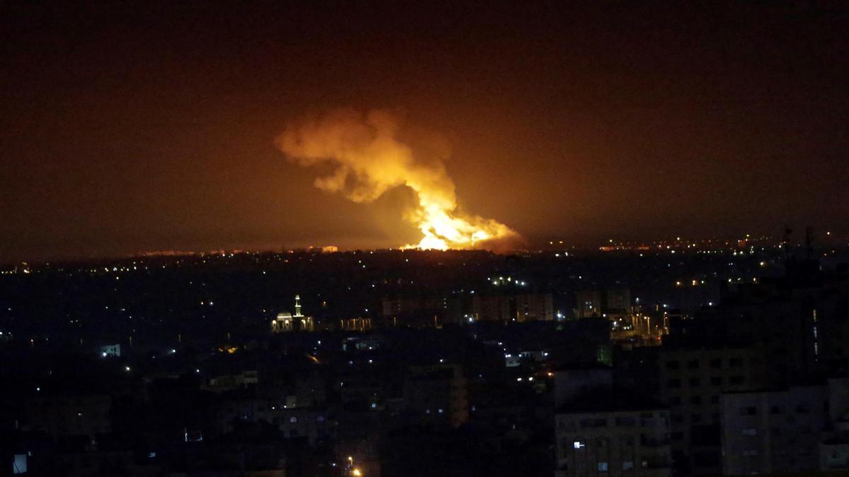 Una columna de humo sobre la franja de Gaza por los bombardeos de Israel.