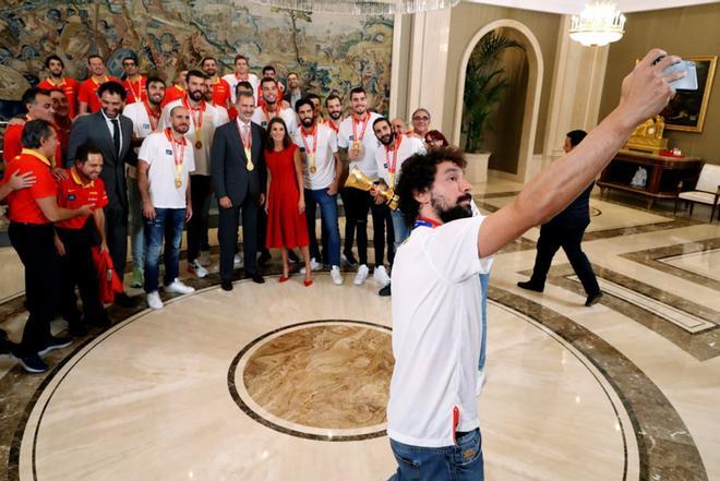 El jugador de la selección española de baloncesto Sergio Llul hace un selfi durante la recepción que los reyes ofrecieron ayer en el Palacio de la Zarzuela al combinado español, que el domingo se proclamó campeón del Mundial de Baloncesto 2019 en Pek