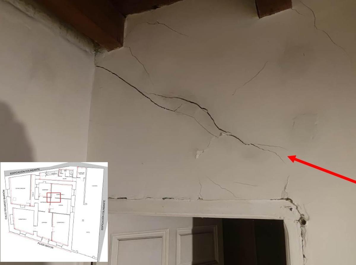 Desperfectos en una pared y en una puerta de la vivienda.