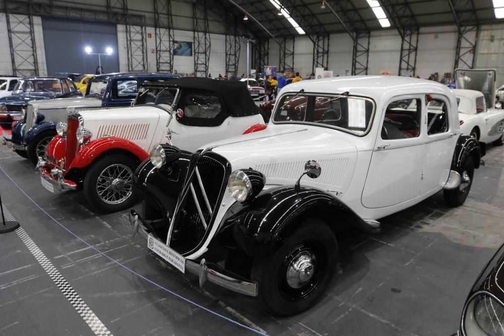 El coche del pasado llega a Vigo. // Alba Villar