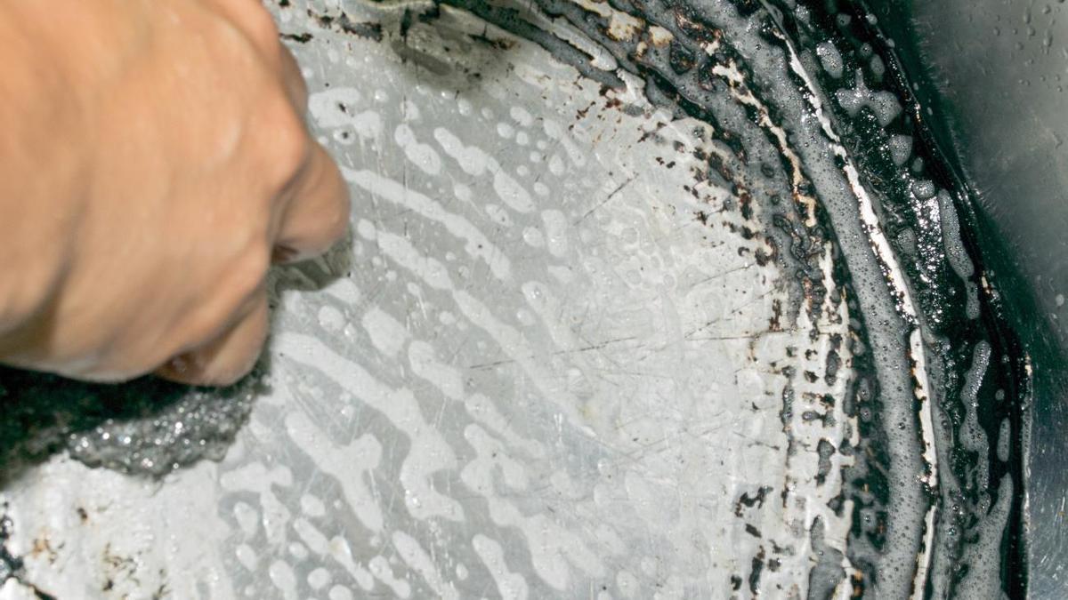 LIMPIAR SARTÉN | ¿Cómo limpiar las sartenes quemadas por fuera? Este es el truco viral que debes conocer