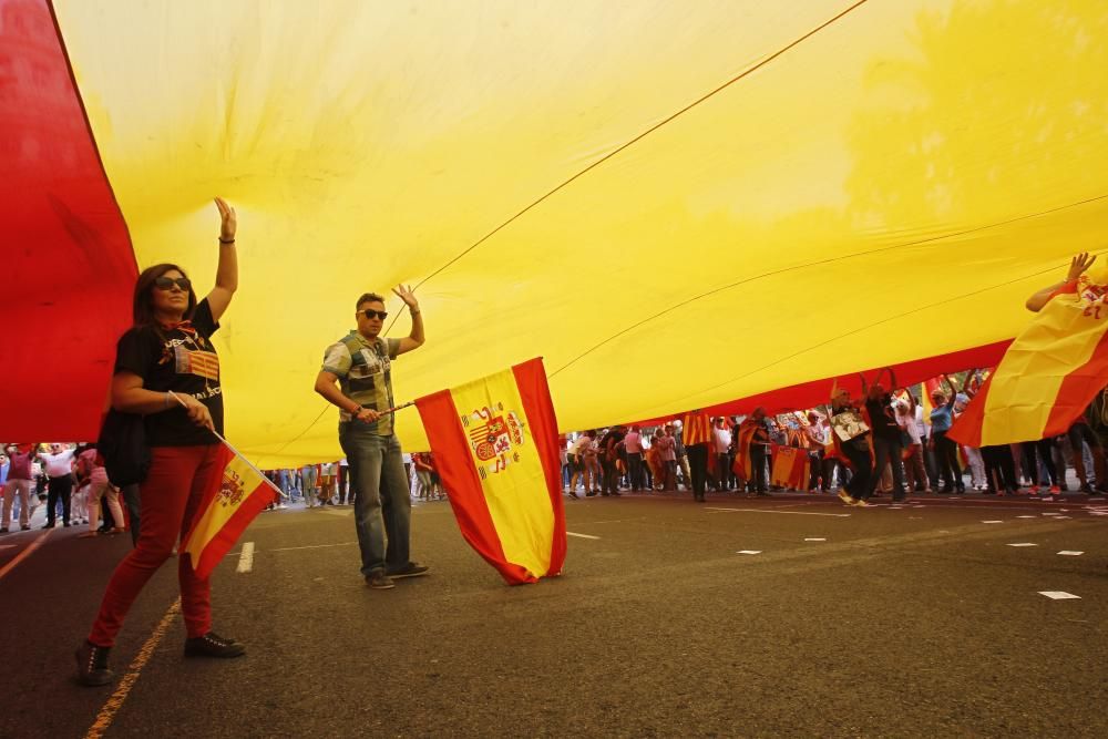 Caravana de vehículos con banderas españolas en València