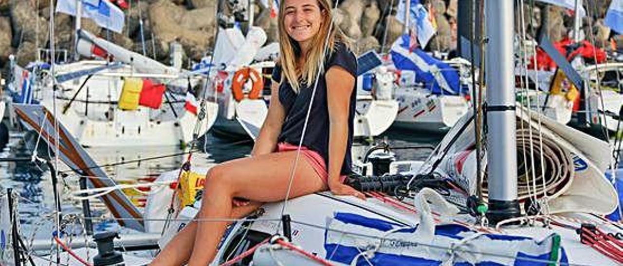 Violette Dorange, junto a su buque en el Muelle Deportivo.