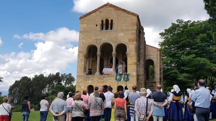 Celebración relixosa en Santa Maria del Naranco.