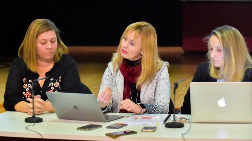 Desde la izquierda, Alicia del Mar González, Rita Mendoza y María Desiré Alemán, el martes.