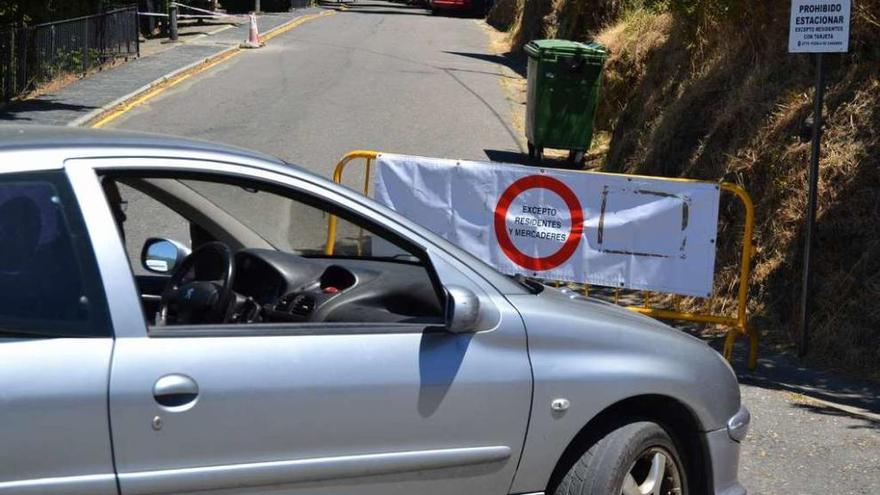 Señal que informa sobre la prohibición de aparcar en la Plaza Mayor de Puebla de Sanabria.