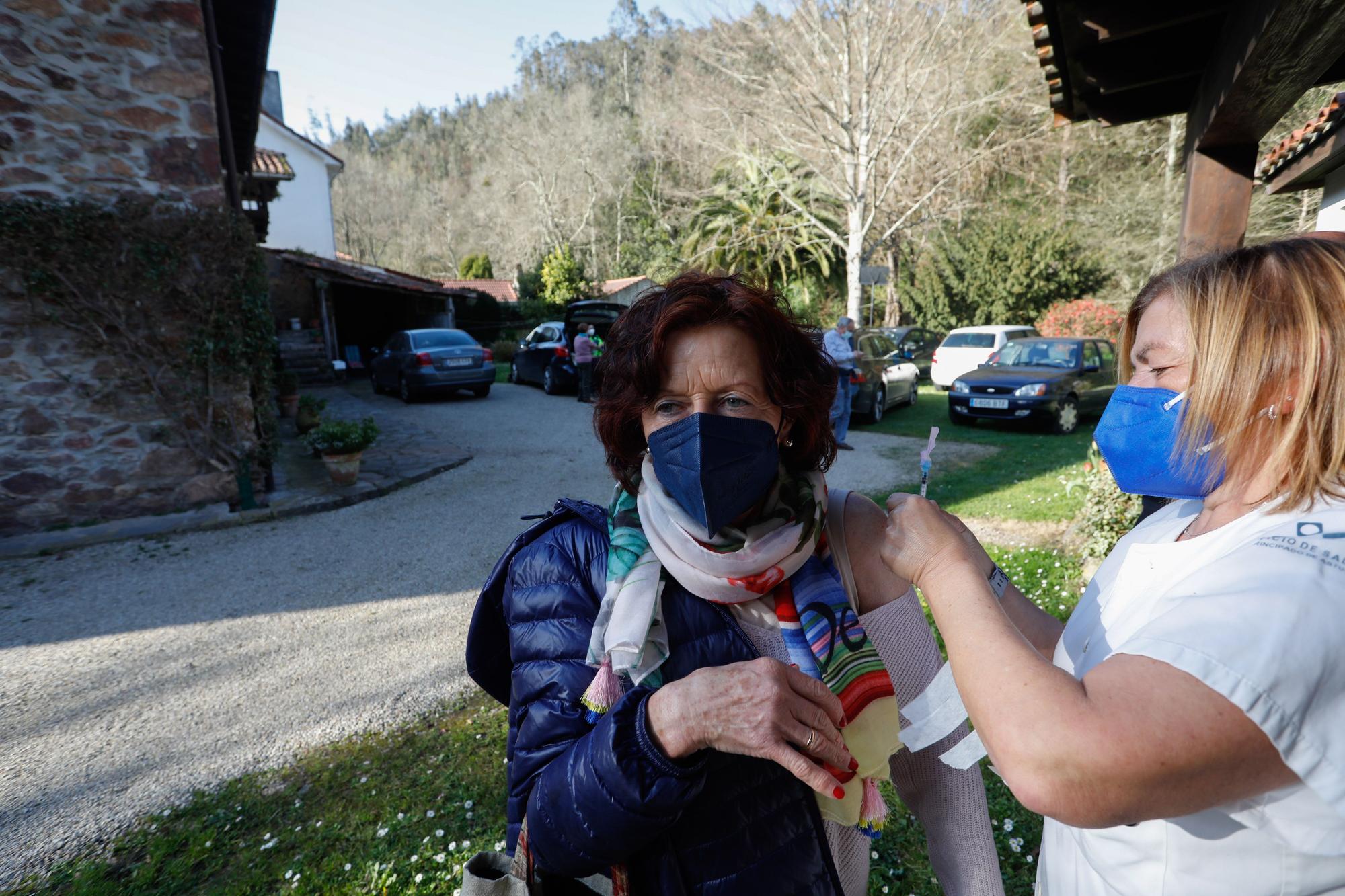 En la Ferrería se vacunan debajo de un hórreo