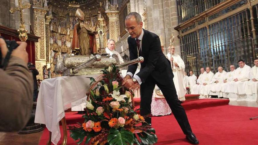 El alclade realiza la ofrenda floral a una de las imagenes de San Martiño que hay en la Catedral. // I.Osorio