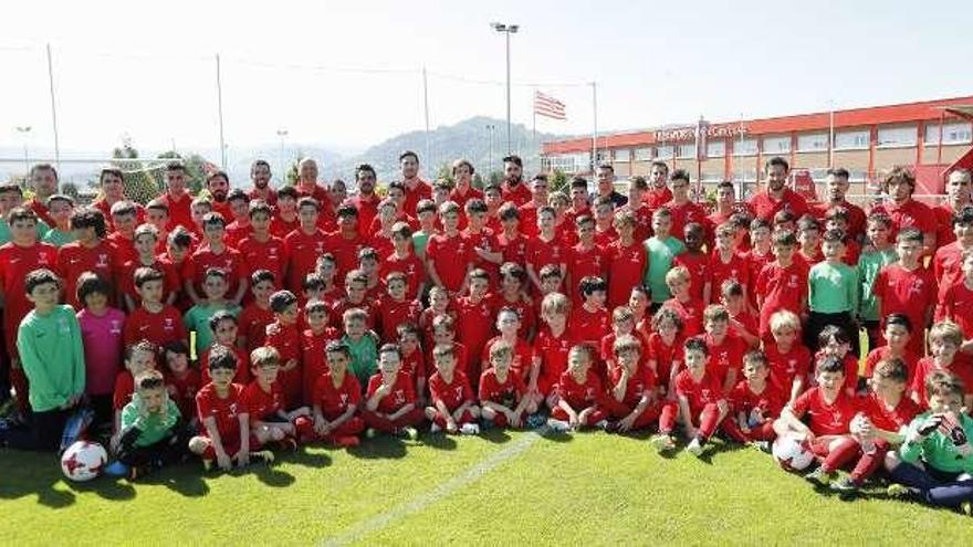 La Escuela de Fútbol de Mareo entrega las notas de fin de curso a sus 165 alumnos
