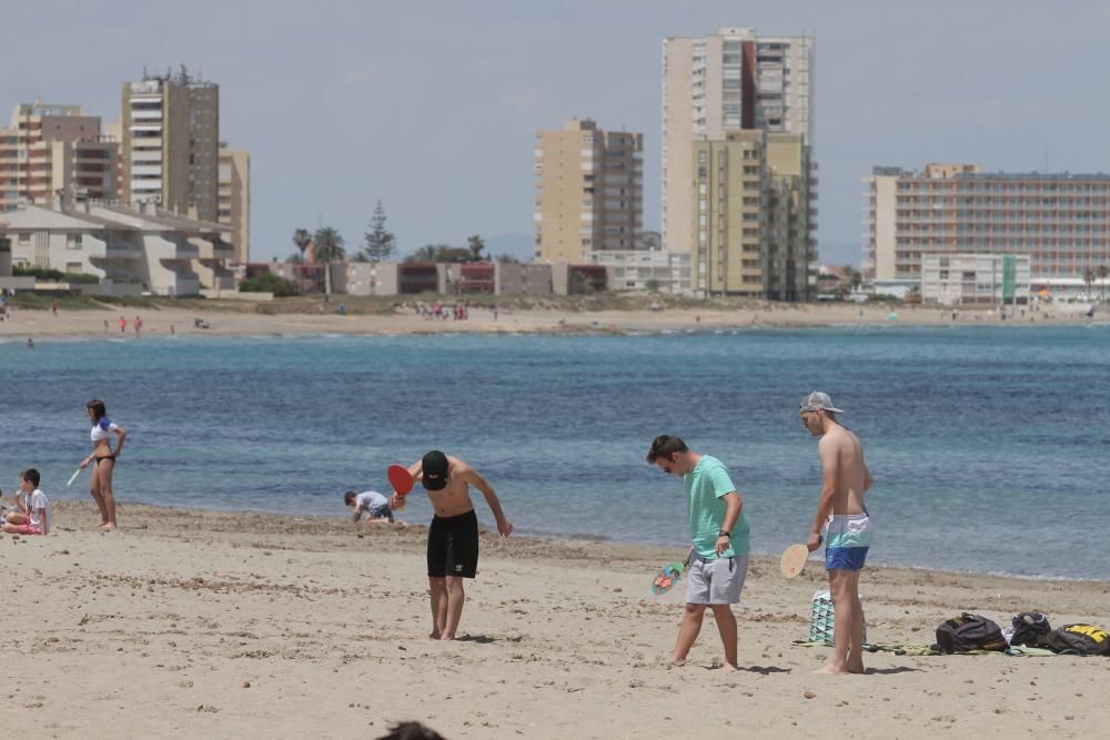 Turistas y locales disfrutan de un día de playa
