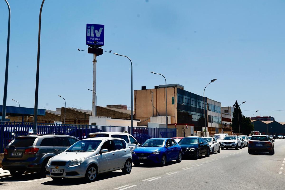 Colas en la estación de la ITV en el polígono de Vara de Quart, ayer lunes