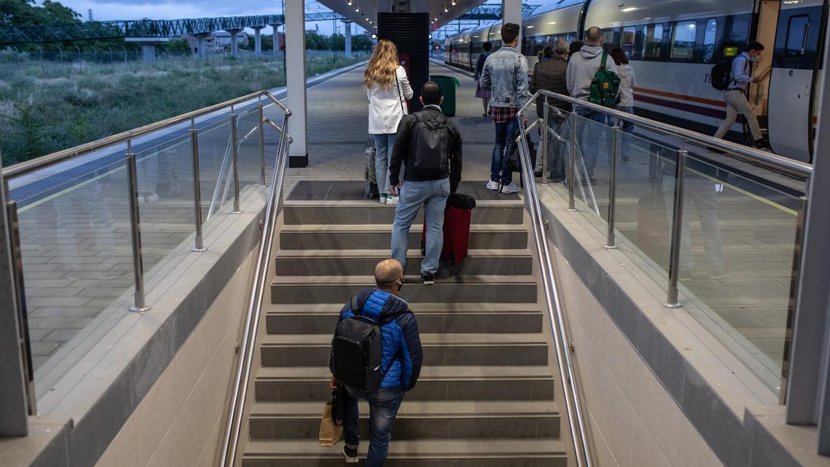 Los viajeros toman el tren en la estación de Zamora