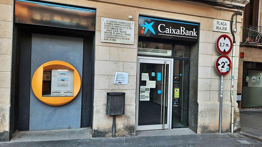 Imatge de l&#039;oficina de la Caixa a la plaça Major de Manresa