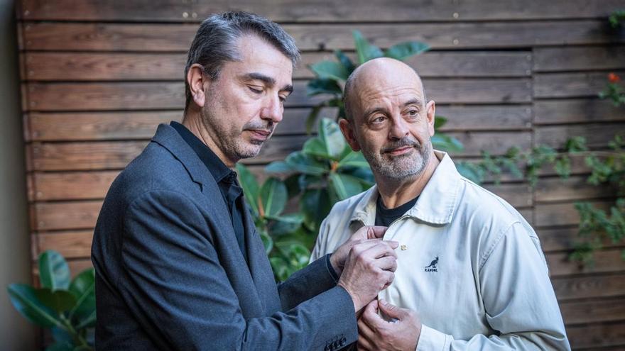 Cinco premios y un pin de oro para un poemario "tozudamente antifascista": el año extraordinario de Sebastià Alzamora