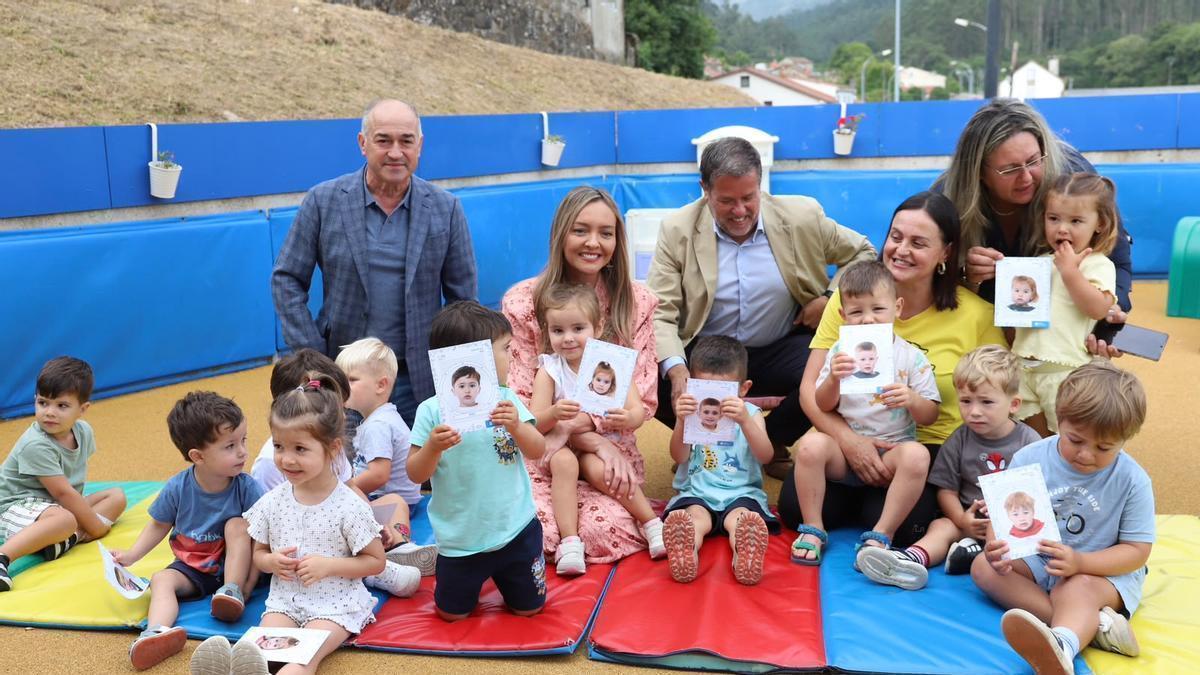 Ramón Tojo Lens, alcalde de Rois, junto con Fabiola García, concelleira de Política Social, en su visita a Rois