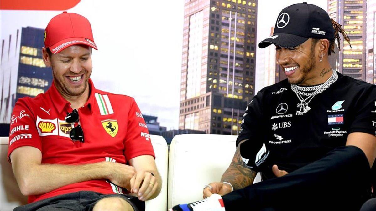 Vettel (Ferrari) y Hamilton (Mercedes) en una rueda de prensa del GP de Australia 2020