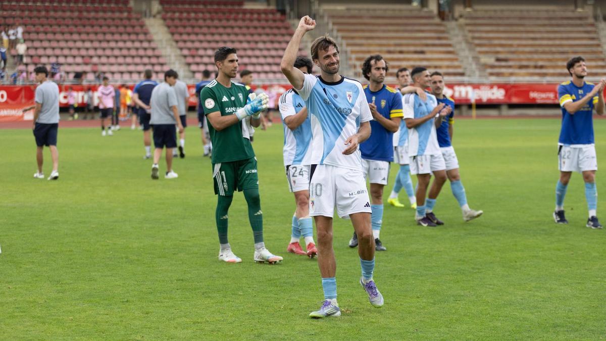 Parapar celebra durante el 'playoff' en el Vero Boquete de San Lázaro.