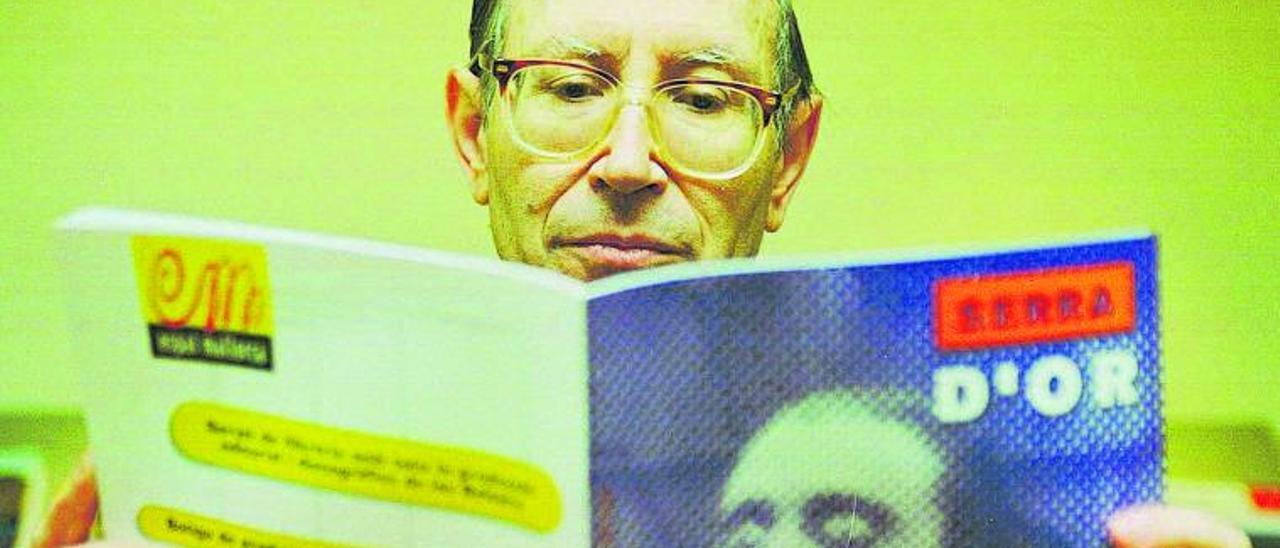Josep Massot i Muntaner, leyendo un ejemplar de la revista ‘Serra d’Or’. | D.M.