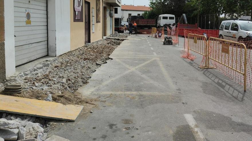 Coria continúa con la reforma de acerados y ejecuta trabajos que se centran en la Travesía Alfonso VII