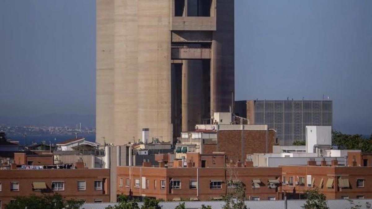 Vista general de les Tres Xemeneies de Sant Adrià de Besòs. | MANU MITRU